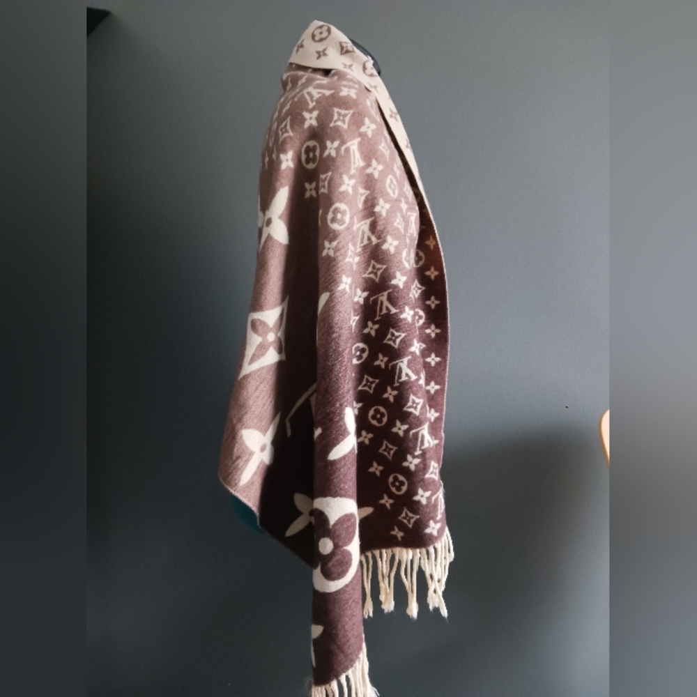 Louis Vuitton Cashmere/ Silk Wrap, Scarf 25" x 72" - Picture 4 of 7